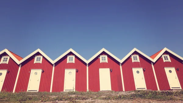 Sposa e sposo vicino a case rosse di fila — Foto Stock