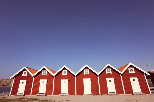 Casas rojas en fila, con cielo azul — Foto de Stock