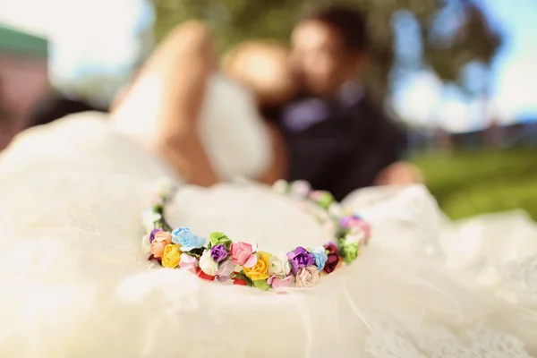 Novia y novio besándose — Foto de Stock