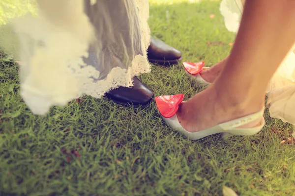 Pieds de mariée et marié sur l'herbe — Photo