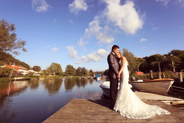 Sposa e sposo che si tengono per mano — Foto Stock