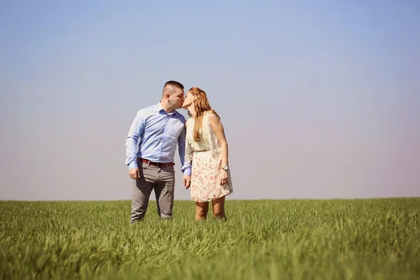 Casal jovem em campos verdes — Fotografia de Stock