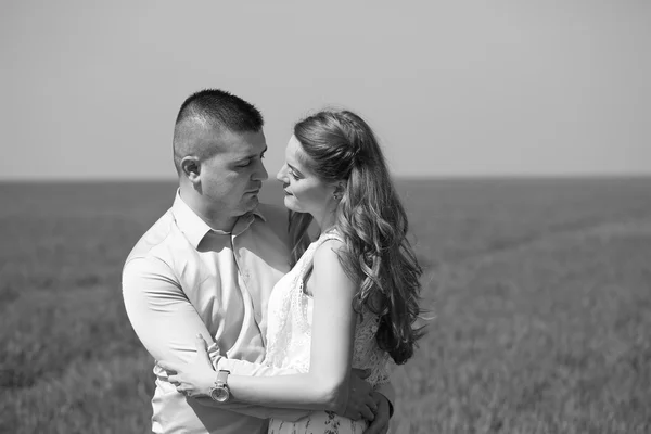 Zwart-wit foto van mooie paar in de velden — Stockfoto