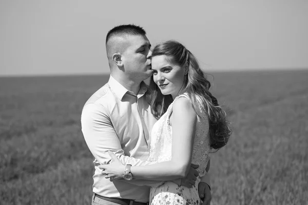 Schwarz-Weiß-Fotografie eines schönen Paares auf den Feldern — Stockfoto