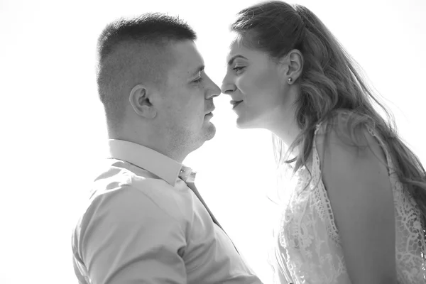 Schwarz-Weiß-Fotografie eines schönen Paares — Stockfoto
