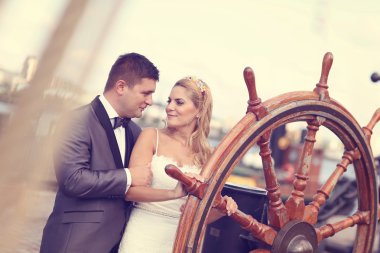 Gelin ve damat bir tekne