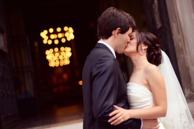 Gelin ve damat çinilerini önünde
