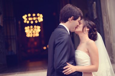 Gelin ve damat çinilerini önünde