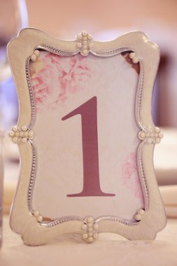 bir düğün, bir tablo ayarı ve kartı yerleştirin