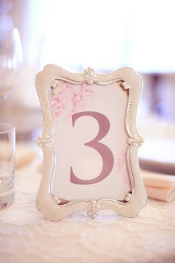 bir düğün, bir tablo ayarı ve kartı yerleştirin