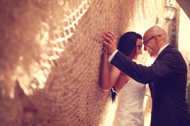 Gelin ve damat ile bir duvara trammel