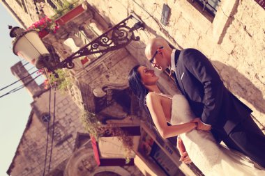 Gelin ve damat kucaklayan ve elele