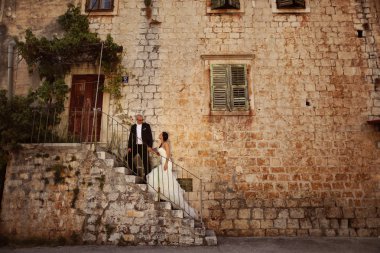 Gelin ve damat bir house yakınındaki merdivenlerde