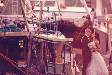 Gelin ve damat bir limanda sarılma