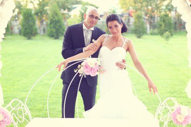 Gelin ve damat bahçede poz