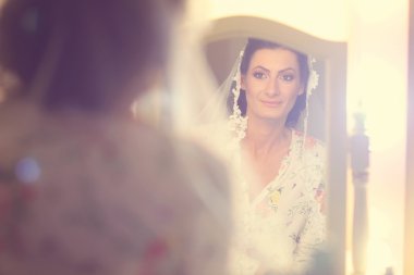 Gelin aynaya bakıyorum