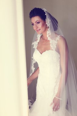 Gülümseyen gelin penceresine bakarak