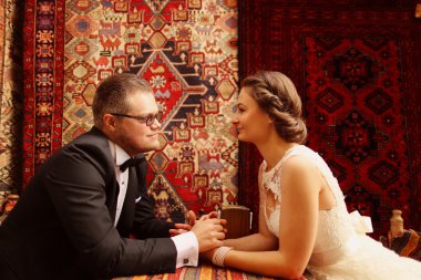 Gelin ve damat bir masada oturan