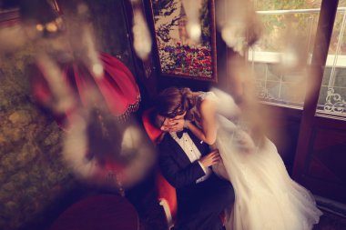 Gelin ve damat güzel bir oda sandalyede oturan