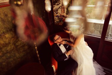Gelin ve damat güzel bir oda sandalyede oturan