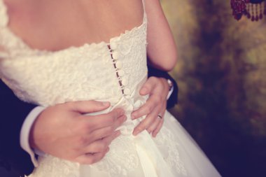 damat gelini kucaklayan