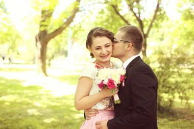 Parkta kutlayan çift