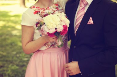 Güzel buket holding, onun damat kucaklayan gelin