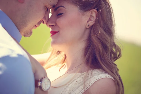 Retrato de casal encantador à luz do sol — Fotografia de Stock