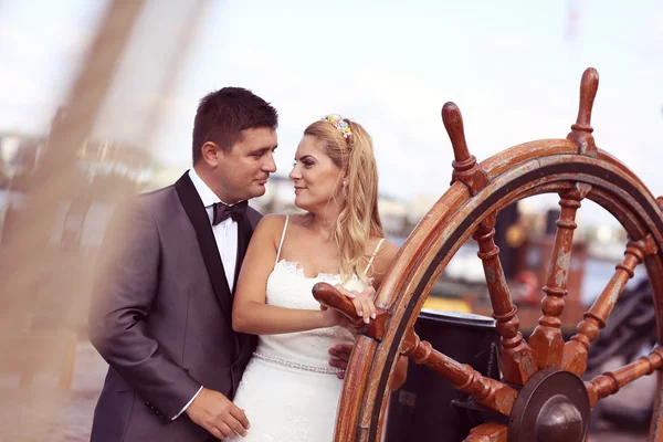 Novia y novio en un barco —  Fotos de Stock