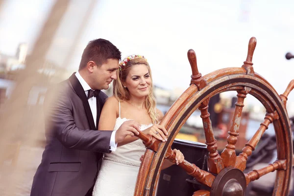 Bruid en bruidegom op een boot — Stockfoto