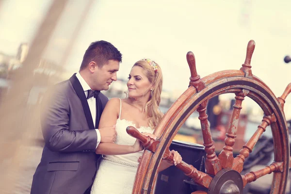 Noiva e noivo em um barco — Fotografia de Stock