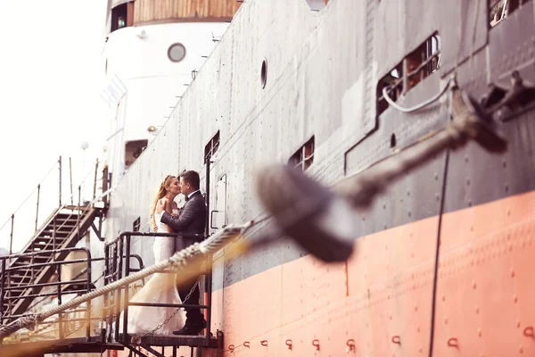 Gelin ve damat yakınındaki büyük gemi — Stok fotoğraf
