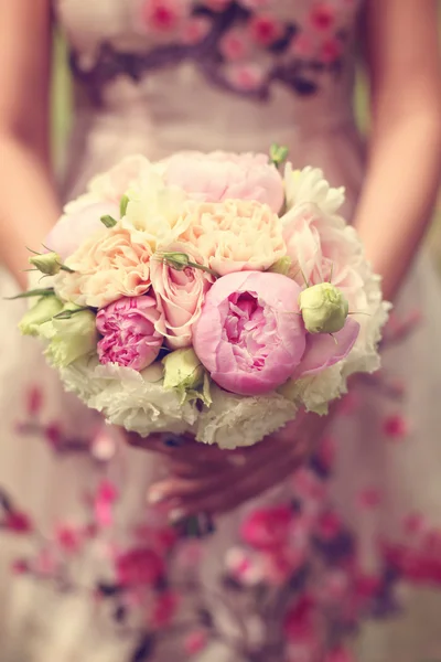 Hermoso ramo de boda y vestido floral —  Fotos de Stock