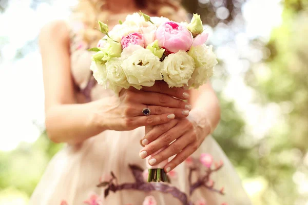 Beautiful wedding bouquet and floral dress — Stock Photo, Image