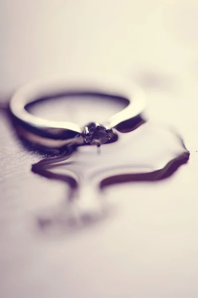 Engagement ring in water — Stock Photo, Image