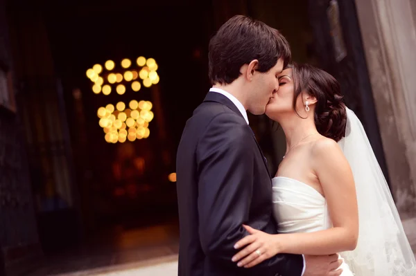 Mariée et marié devant le curch — Photo