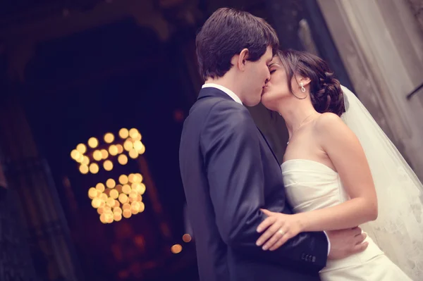 Noiva e noivo em frente ao passeio — Fotografia de Stock