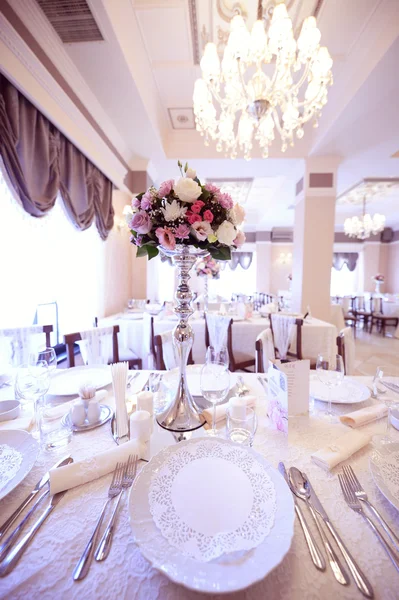 Mesa de boda bellamente decorada con flores — Foto de Stock