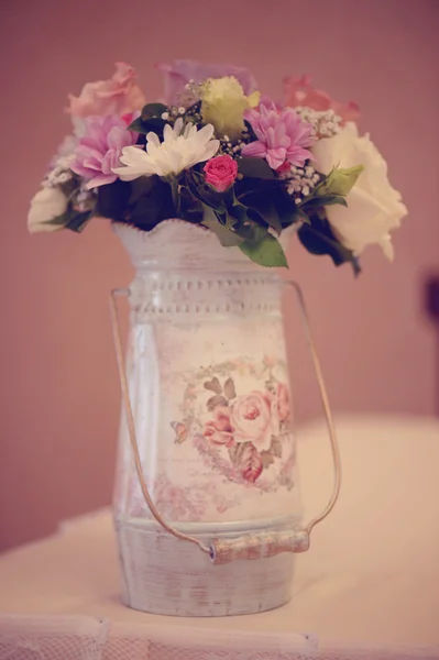 Flores en un jarrón vintage — Foto de Stock