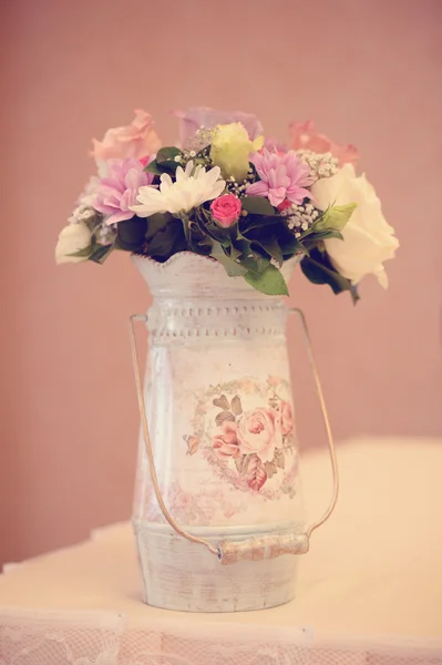 Flores en un jarrón vintage — Foto de Stock