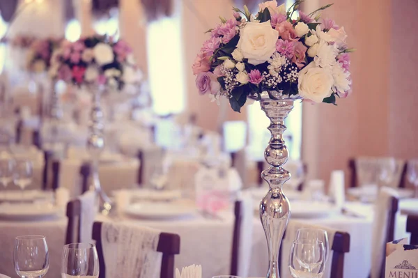 Mesa de boda bellamente decorada con flores — Foto de Stock