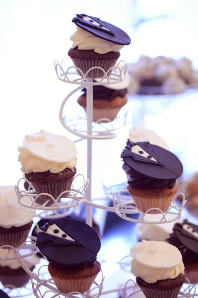 Cupcakes gelin ve damat için — Stok fotoğraf