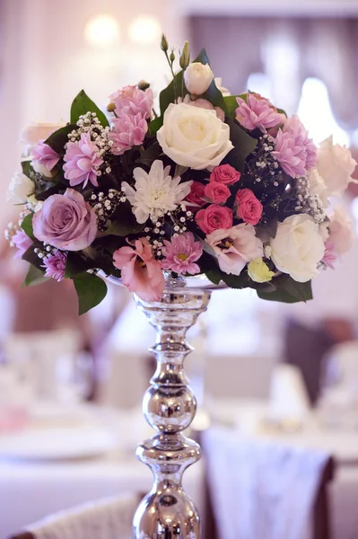 Prachtig ingericht bruiloft tabel met bloemen — Stockfoto