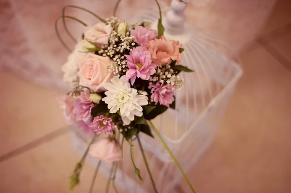 Hermosa decoración ramo de flores — Foto de Stock