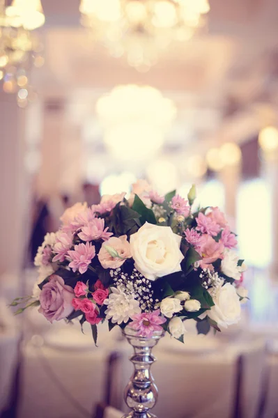 Mesa de boda bellamente decorada con flores — Foto de Stock