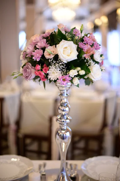 Beautifully decorated wedding table with flowers — Stock Photo, Image