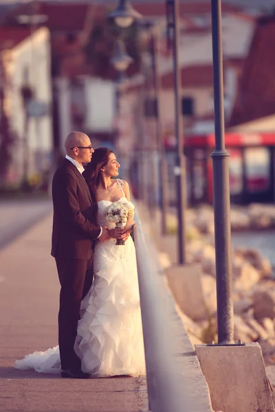 Sposo e sposo su un ponte vicino al fiume — Foto Stock