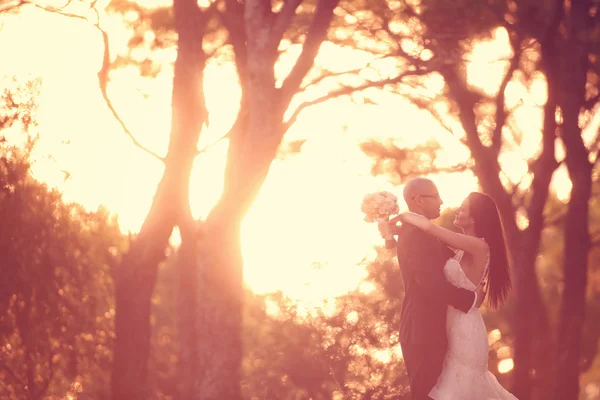 Silhouettes de mariée et marié à la lumière du soleil — Photo