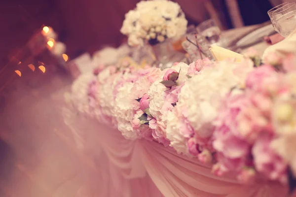 Muchas flores hermosas en la mesa — Foto de Stock