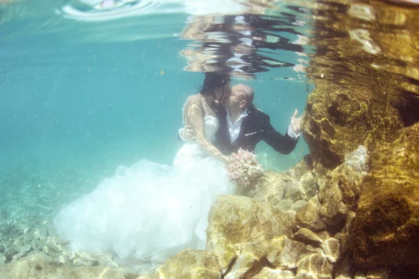 Bride and groom kissing underwater — Stock Photo, Image